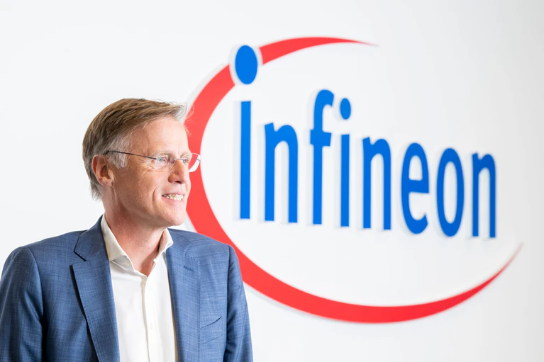 Infineon-Chef Jochen Hanebeck bekommt rund 230 neue Mitarbeiter.  — © Peter Kneffel/dpa
