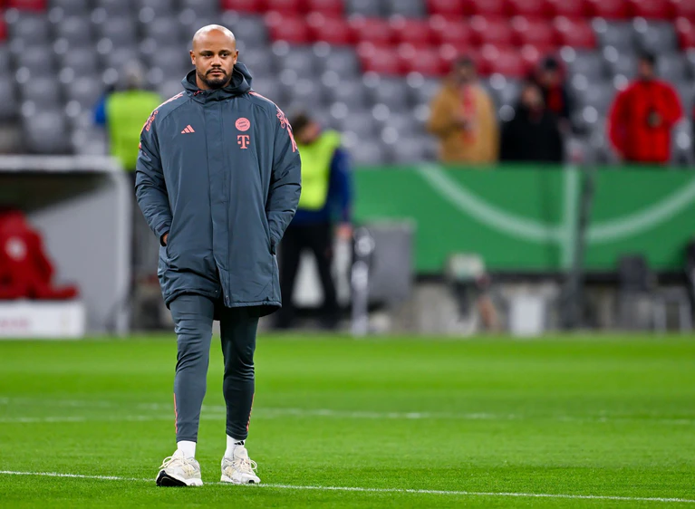 Denkt noch nicht an den BVB: Bayern-Trainer Kompany. (Archivbild) — © Sven Hoppe/dpa