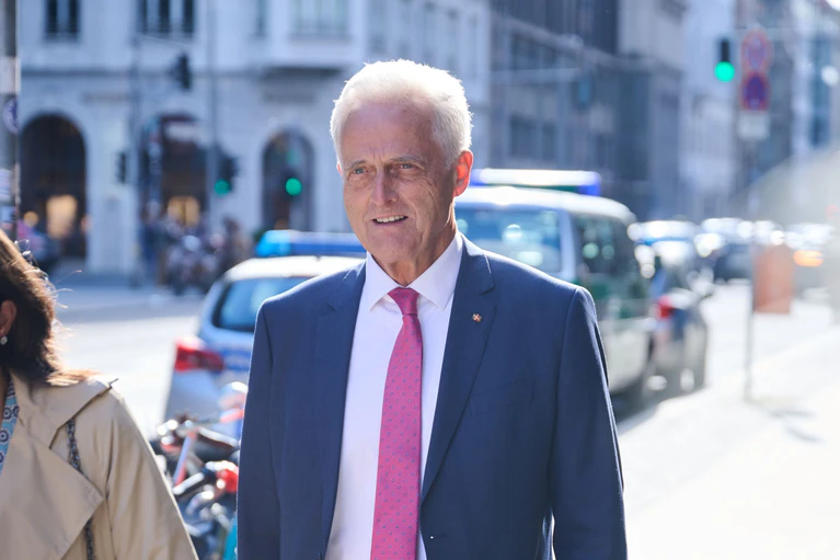Bekommt Ärger mit Polizei und Staatsanwaltschaft: Ex-Verkehrsminister Peter Ramsauer. (Archivbild) — © Annette Riedl/dpa