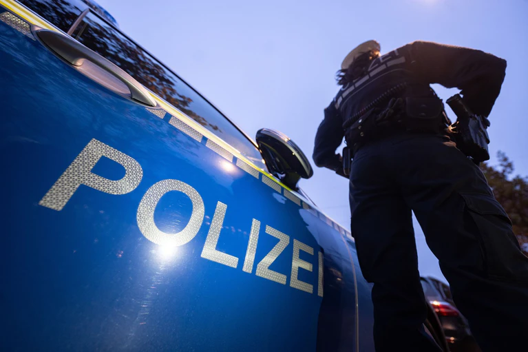 Betrunken ist ein Lastwagenfahrer in eine Garage gefahren. (Symbolbild) — © Marijan Murat/dpa