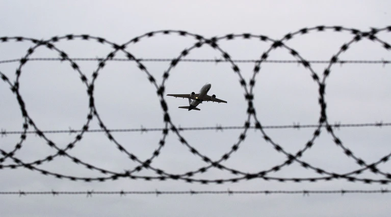 Bis Ende November wurden mehr als 2.700 Menschen aus dem Freistaat abgeschoben. (Symbolbild) — © Julian Stratenschulte/dpa