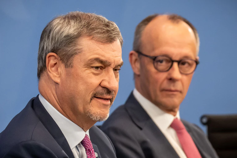 Bayerns Ministerpräsident Markus Söder (l. CSU) bei einer Pressekonferenz mit Bundeskanzler Friedrich Merz (CDU) nach dem Koalitionsausschuss im April. (Archivbild) — © Michael Kappeler/dpa