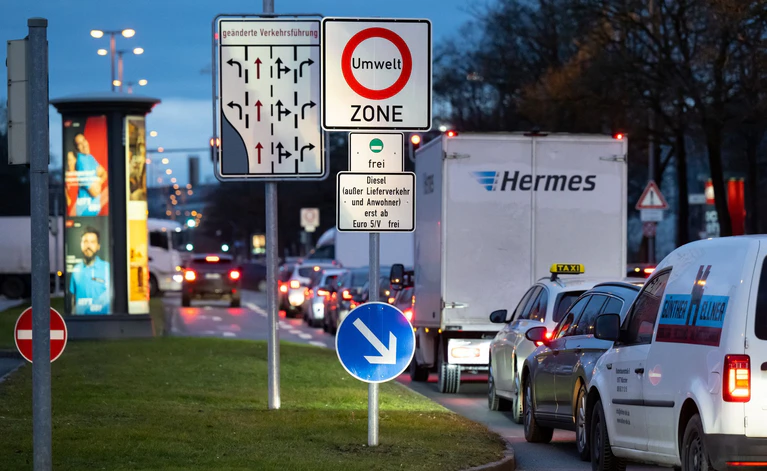 Zum ersten Mal wurde der Stickstoffdioxid-Grenzwert überall in Bayern unterschritten. (Symbolbild) — © Sven Hoppe/dpa