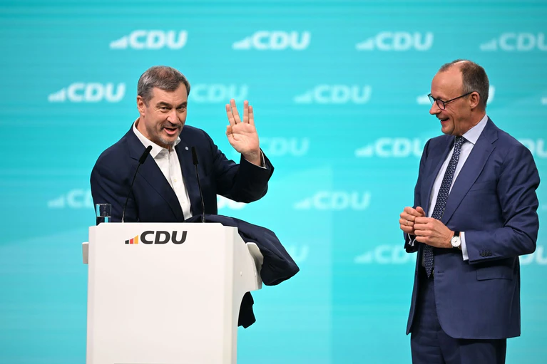 Söder beherrscht den vulkanischen Gruß. — © Katharina Kausche/dpa