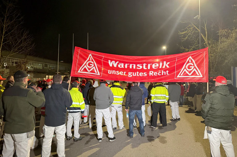 Die Gewerkschaft beklagt ein «Mager-Angebot» der Arbeitgeber, das für die Beschäftigten sinkende Reallöhne bedeute. — © Schmelzer/vifogra/dpa