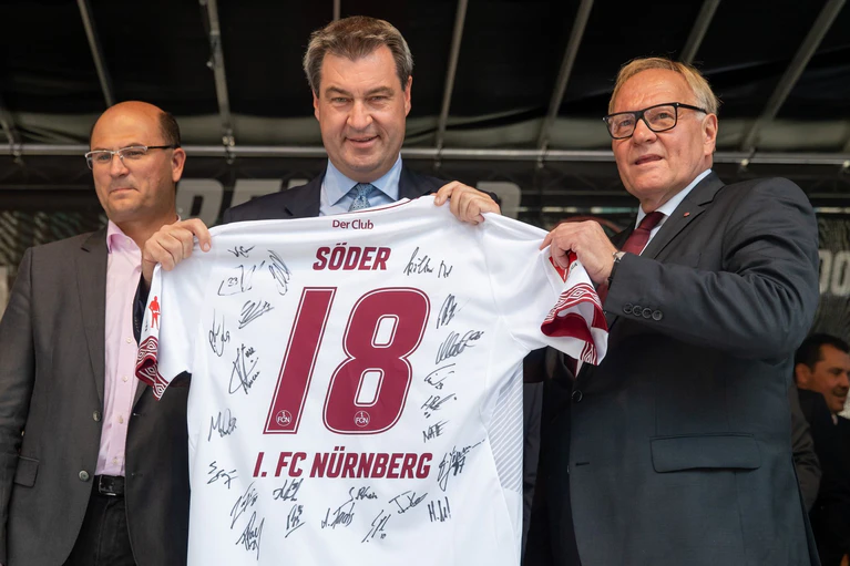 Bayerns Ministerpräsident Markus Söder ist Nürnberg-Anhänger. — © Daniel Karmann/dpa