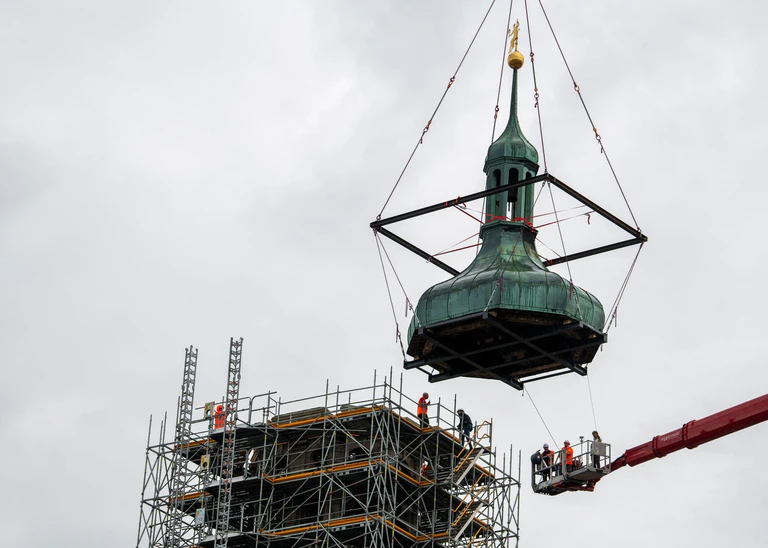 Im zweiten Versuch konnte in Augsburg die Zwiebelhaube des Stadtwahrzeichens Perlachturm entfernt werden. — © Stefan Puchner/dpa