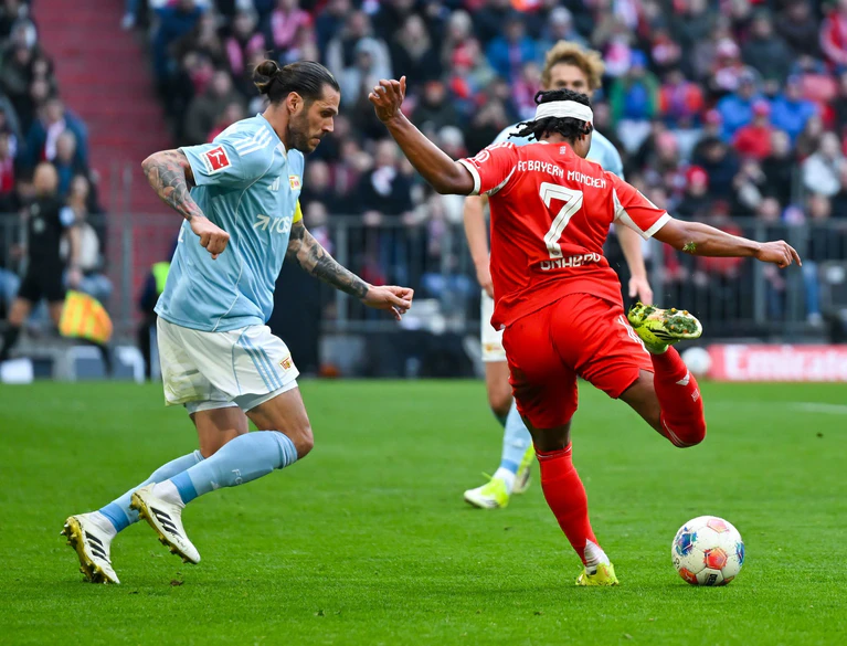 Union-Kapitän Christopher Trimmel (l) konnte Bayerns Doppeltorschützen Serge Gnabry nicht nur in dieser Szene nicht stoppen. — © Sven Hoppe/dpa