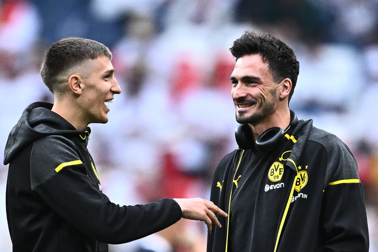 Nico Schlotterbeck (l) und Mats Hummels waren Abwehrkollegen bei Borussia Dortmund. (Archivbild) — © Tom Weller/dpa