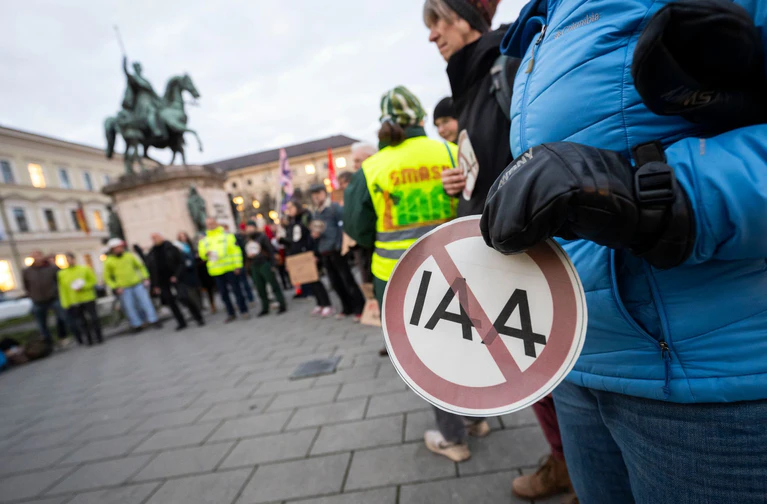 In München gab es am Tag vor der Stadtratssitzung Widerstand gegen künftige IAA. — © Lukas Barth/dpa