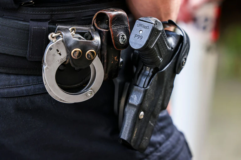 Vier Mal gaben bayerische Polizeikräfte heuer einen tödlichen Schuss ab. (Symbolbild) — © Christoph Reichwein/dpa