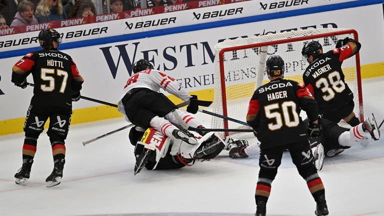 NHL-Torhüter Phillipp Grubauer blieb in seinem ersten WM-Test gegen Österreich ohne Gegentor. — © Uwe Lein/dpa