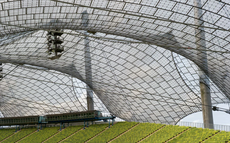 Das Zeltdach im Olympiapark ist in die Jahre gekommen und wird nun saniert. (Archivbild) — © picture alliance / dpa