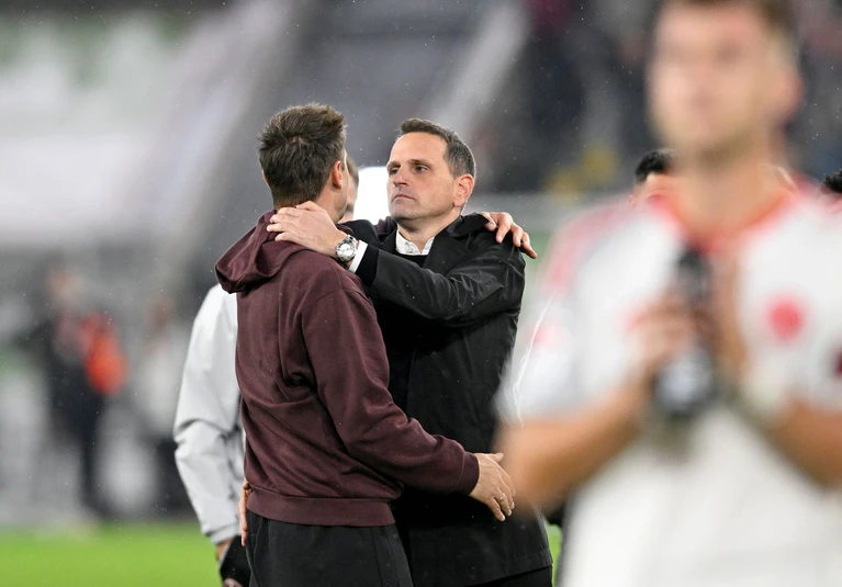 Erleichterung pur: Sportvorstand Joti Chatzialexiou (l) und Trainer Miroslav Klose (l) umarmen sich nach dem Auswärtssieg in Düsseldorf. (Archivbild) — © Anke Waelischmiller/dpa