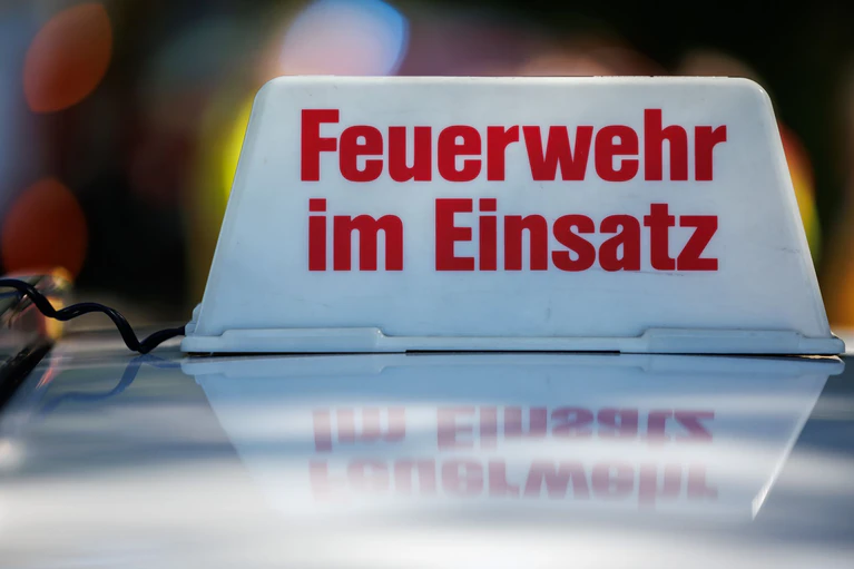 Am späten Abend rückte die Feuerwehr zu einem Einsatz in Alzenau aus: Im Keller eines Fitnessstudios war ein Feuer ausgebrochen. (Symbolbild) — © Daniel Karmann/dpa