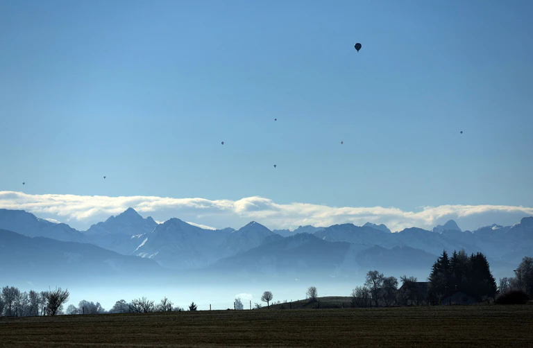 Wer am Sonntag Sonne will, sollte in die Berge fahren. (Archivbild)  — © Karl-Josef Hildenbrand/dpa