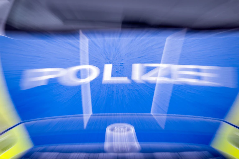 Wegen seiner schweren Verletzungen starb der 17-Jährige noch am Unfallort. (Archivbild) — © Soeren Stache/dpa