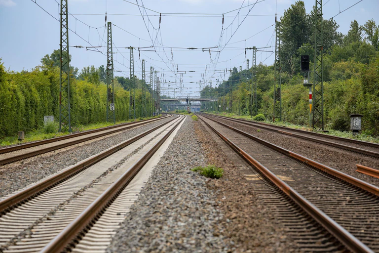 Der Lokführer des Regionalzugs leitete eine Notbremsung ein. (Symbolbild) — © Christoph Reichwein/dpa