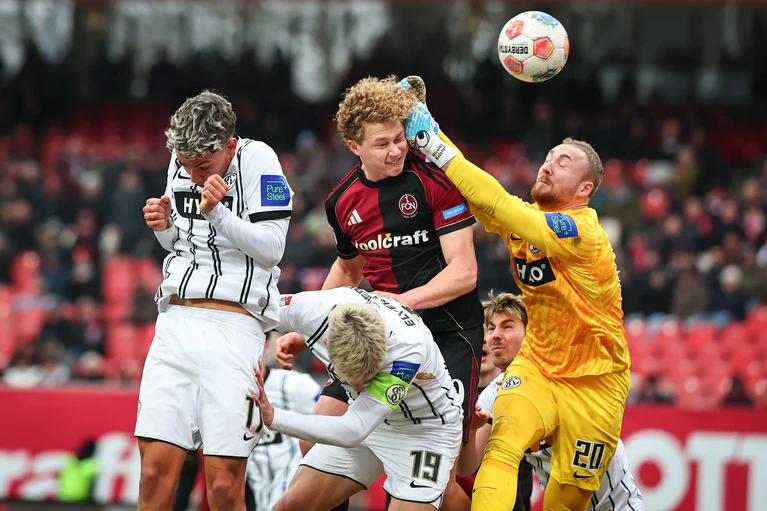 Piet Scobel gibt ein starkes Startelfdebüt beim 1. FC Nürnberg. — © Daniel Karmann/dpa