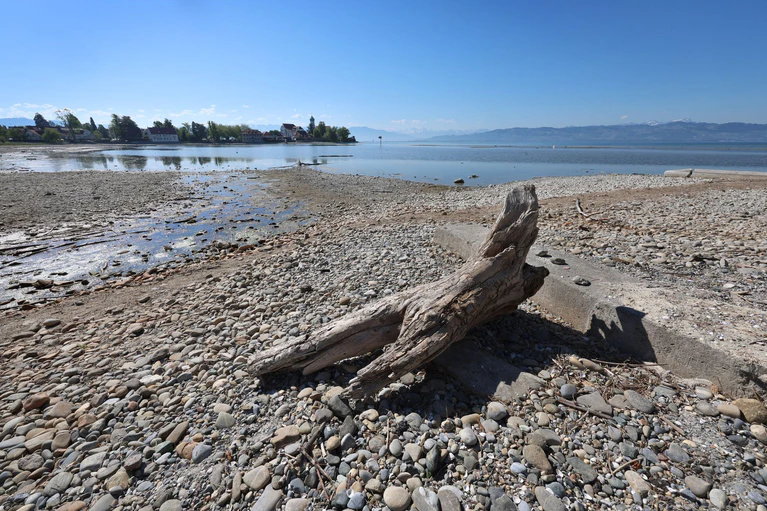 Auch am bayerischen Teil des Bodensees konnten zuletzt niedrige Wasserstände beobachtet werden. Laut dem bayerischen Landesamt für Umwelt war der vergangene Winter insgesamt deutlich zu trocken. (Archivfoto) — © Karl-Josef Hildenbrand/dpa