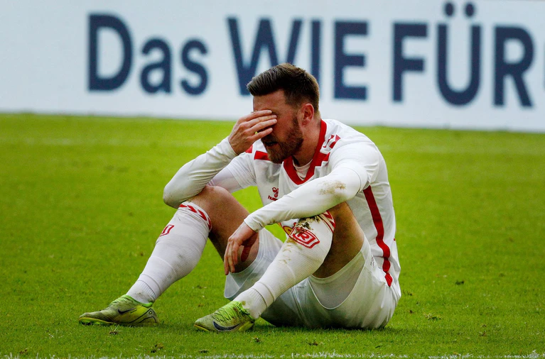 Für Christian Kühlwetter und Jahn Regensburg sieht es in der 2. Liga düster aus. — © Roland Weihrauch/dpa