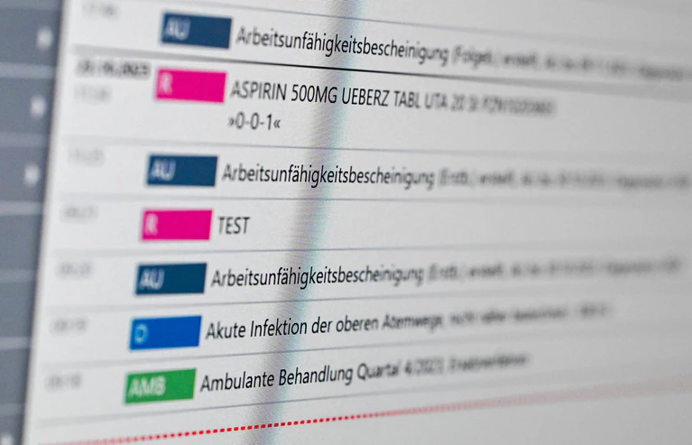 Die elektronische Patientenakte soll den früher üblichen Papierwust bei der Behandlung von Patienten überflüssig machen. (Symbolbild) — © Jens Kalaene/dpa/dpa-tmn