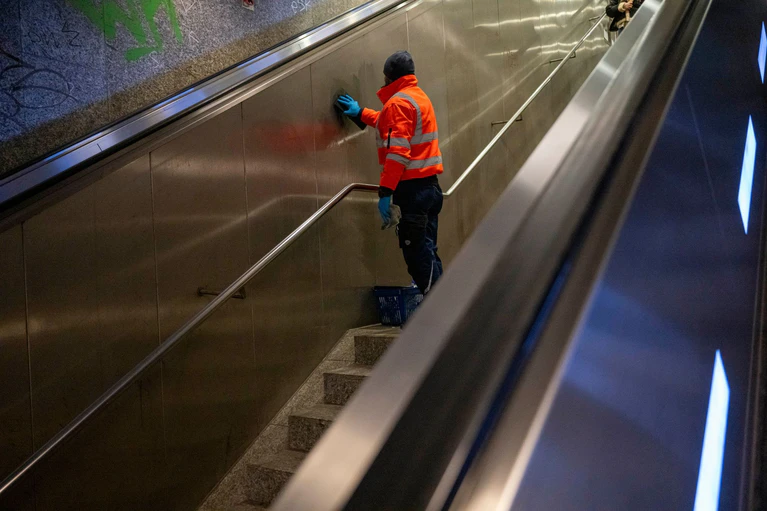 Die Beseitigung von Graffiti kostet einen Haufen Geld. (Archivbild) — © Peter Kneffel/dpa