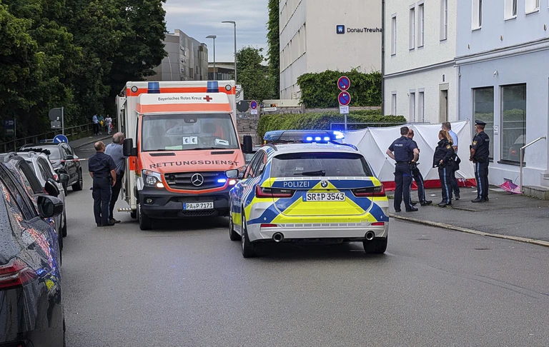 Ein Auto ist in Passau in eine Menschengruppe gefahren. — © Markus Zechbauer/Zema Medien/dpa