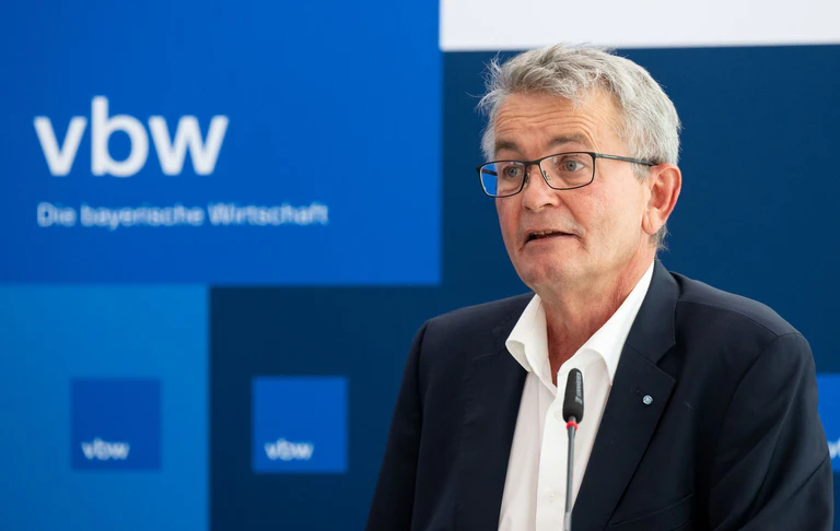 vbw-Hauptgeschäftsführer Bertram Brossardt (Archivbild). Die bayerischen Unternehmen verkauften im ersten Halbjahr weniger Waren ins Ausland. — © Sven Hoppe/dpa
