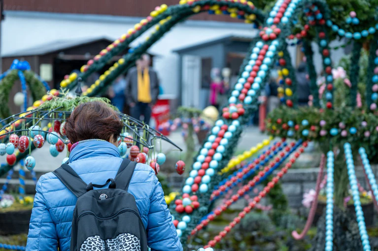 Der Osterbrunnen lockt viele Schaulustige an. — © Pia Bayer/dpa