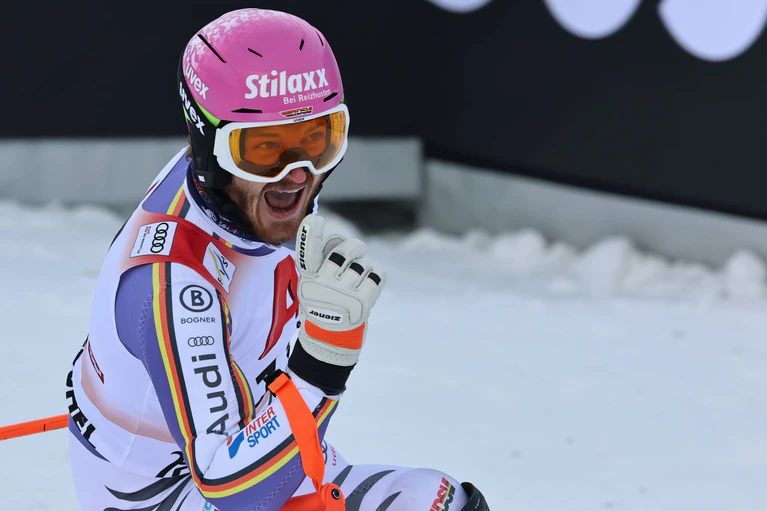 Linus Straßer jubelt über Platz drei im Slalom von Kitzbühel. — © Marco Trovati/AP/dpa