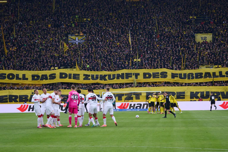 Auch in Dortmund protestierten die Fans: «Soll das die Zukunft des Fußballs sein?» — © Bernd Thissen/dpa
