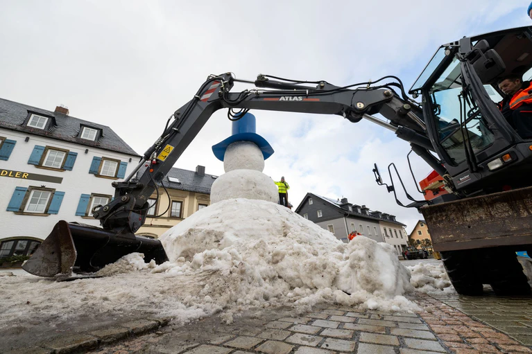 Sogar ein Bagger kommt zum Einsatz. — © Pia Bayer/dpa