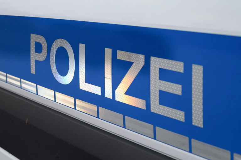 Die zwei maskierten Verdächtigen flüchteten mit dem Handy des 37-Jährigen. (Symbolbild) — © Daniel Vogl/dpa