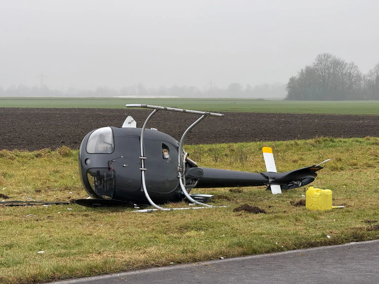 Hoher Sachschaden und eine geprellte Hand nach Hubschrauber-Absturz. — © Goppelt/vifogra/dpa