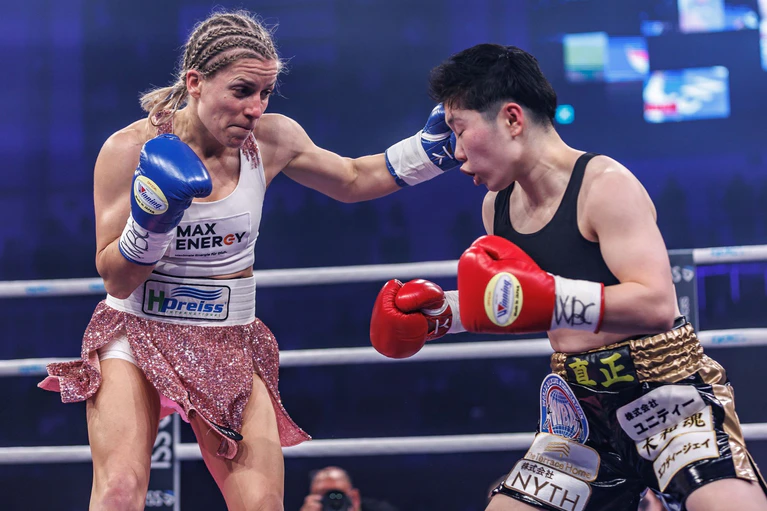 Die Linke von Tina Rupprecht (l) landet im Gesicht ihrer Gegnerin Sumire Yamanaka. — © Andreas Gora/dpa