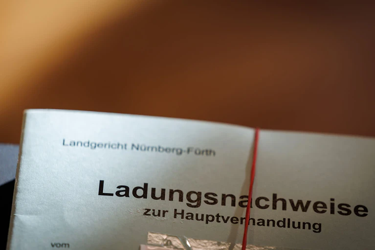 Das Landgericht hat ein Urteil gegen einen Apotheker und einen Mediziner gesprochen. (Symbolbild) — © Daniel Karmann/dpa