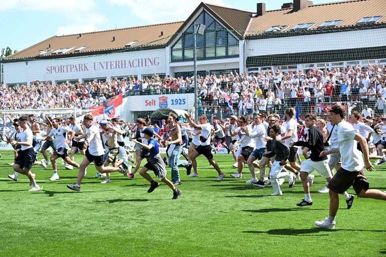 Der Deutsche Fußball-Bund hat die Partie in der 3. Liga zwischen der SpVgg Unterhaching und Hansa Rostock auf den 7. Mai verlegt. — © Angelika Warmuth/dpa