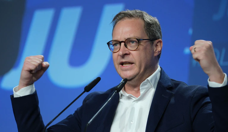 Beim Deutschlandtag der Jungen Union keilt der CSU-Generalsekretär gegen die Ampel und andere. Und wiederholt die Absage an Schwarz-Grün. Ob das dem Unions-Kanzlerkandidaten Friedrich Merz gefällt? — © Sebastian Willnow/dpa
