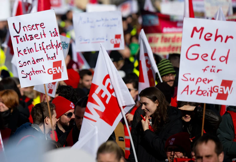 «Unsere Teilzeit ist kein Lifestyle, sondern hat System!», steht auf einem Schild bei dem Warnstreik in München. — © Sven Hoppe/dpa