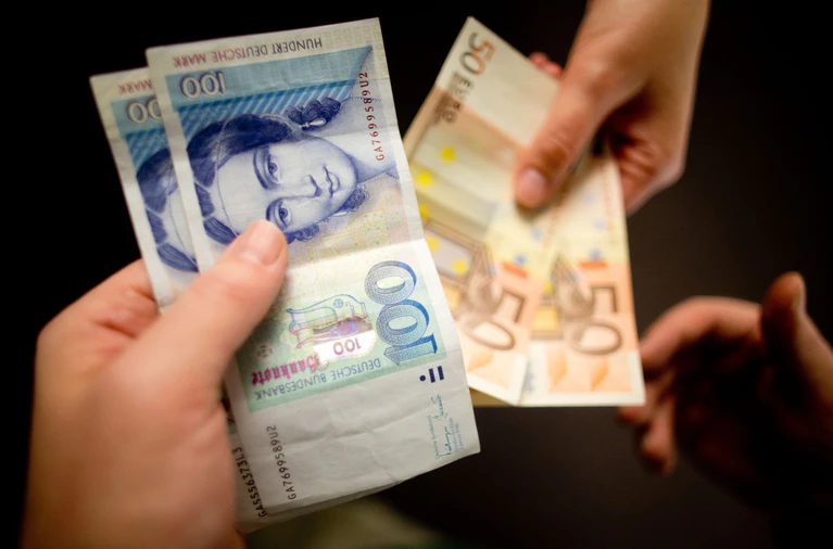 2025 wurden in den bayerischen Bundesbank-Filialen fast 10 Millionen Mark in Euro getauscht. (Symbolbild) — © picture alliance / dpa