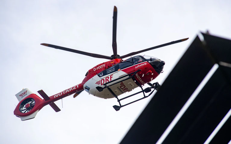 Mit einem Rettungshubschrauber wird das Mädchen in eine Klinik geflogen. (Symbolbild) — © Stefan Sauer/dpa