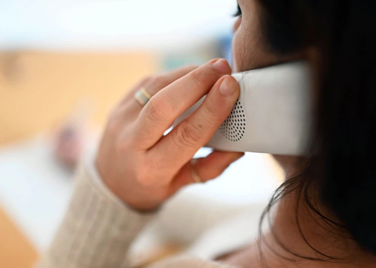 Die Telefone bei Bayerns Krisenhilfe stehen immer seltener still. Jahr für Jahr steigt die Zahl der Anrufer - meistens sind das Frauen. (Symbolbild) — © Uli Deck/dpa