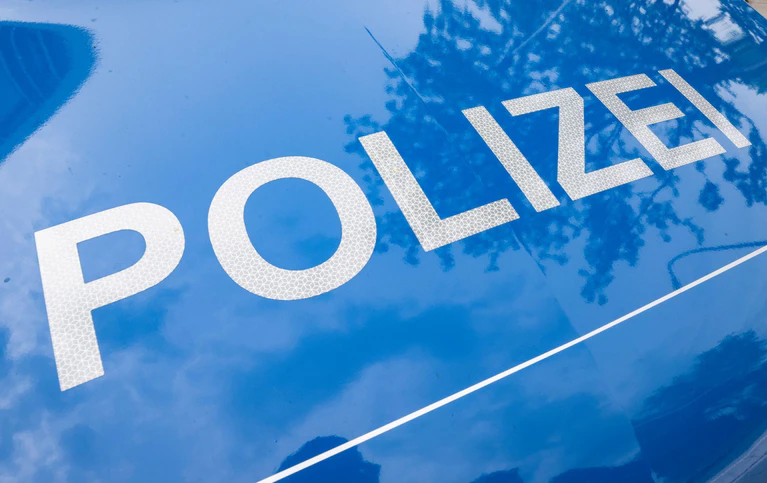 Nach Tod eines älteren Mannes werden Vorwürfe gegen die Polizei geprüft. (Symbolbild)  — © Boris Roessler/dpa