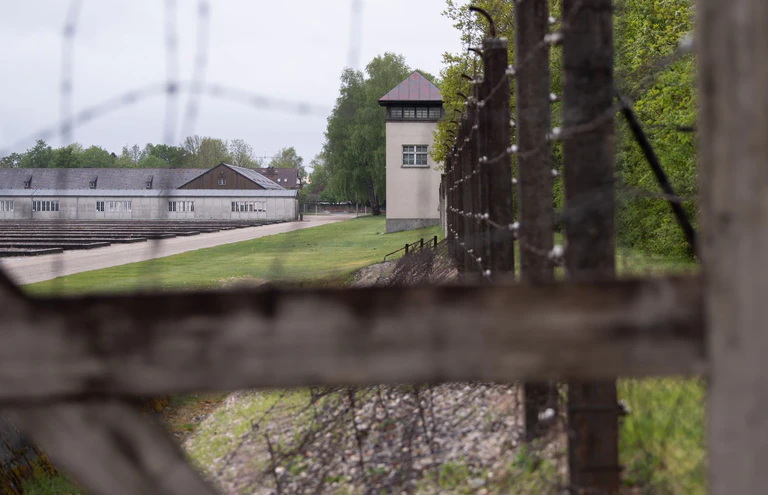 Im KZ Dachau waren mehr als 30.000 Menschen inhaftiert. (Archivbild) — © Sven Hoppe/dpa