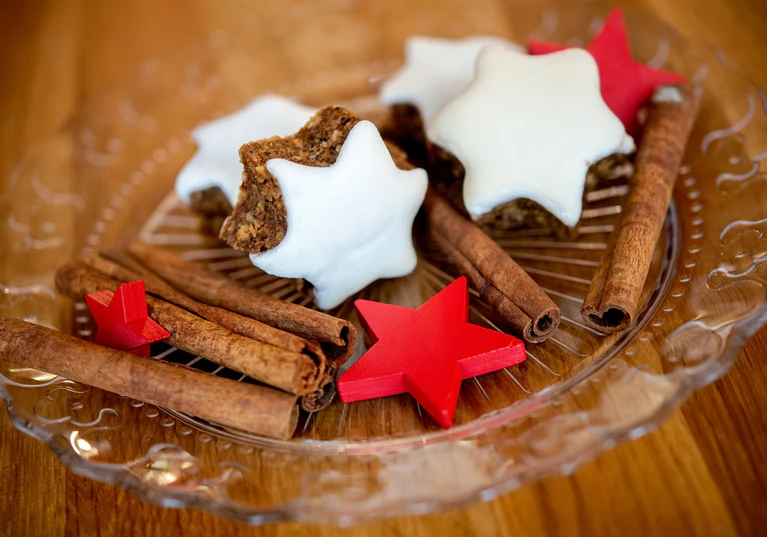 Wir verbinden den Geruch und Geschmack von Lebkuchen, Glühwein und Zimtsternen mit Weihnachten, weil es diese traditionell zu der Zeit bei uns gibt. (Symbolbild) — © Hauke-Christian Dittrich/dpa