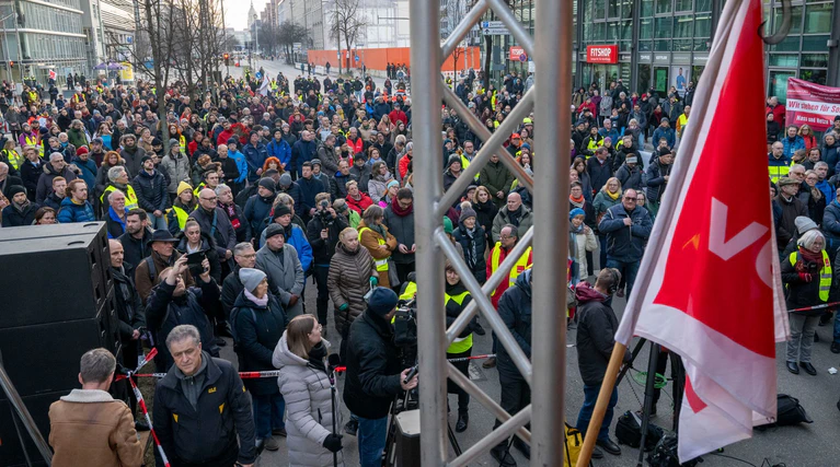 Die Gedenkveranstaltung für die Opfer des Anschlags vom 13.2.2025 steht unter dem Motto «Wir trauern gemeinsam». — © Peter Kneffel/dpa