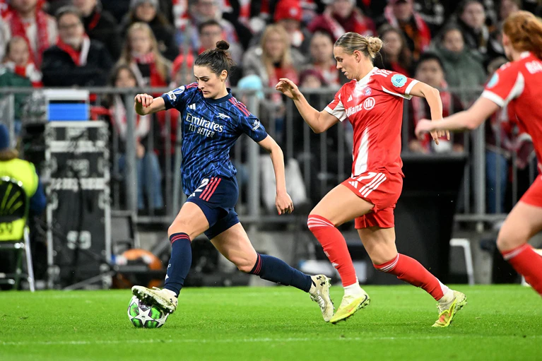 Bayerns Klara Bühl (rechts) im Zweikampf mit Emily Fox von Arsenal. — © Jens Niering/dpa
