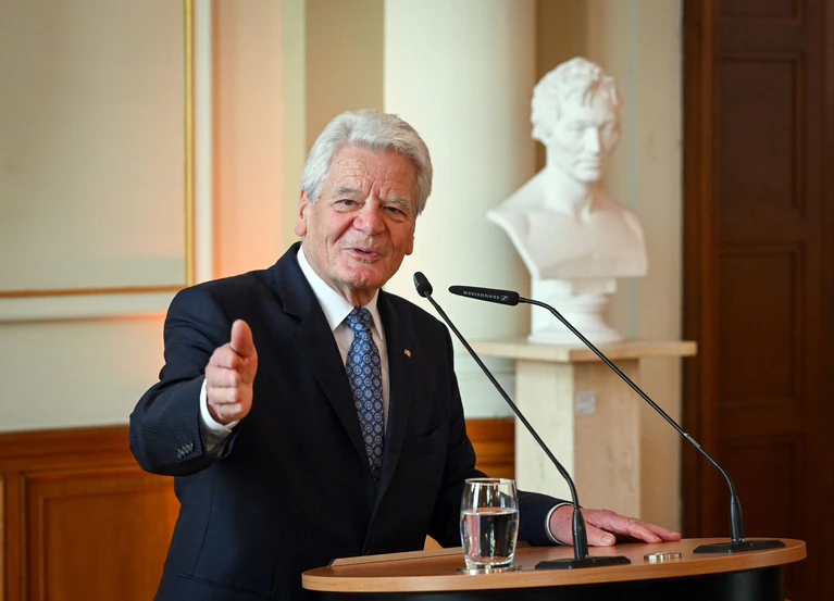 Alt-Bundespräsident Joachim Gauck hat allen Grund zur Freude: Er bekommt in diesem Jahr den Freiheitspreis der Medien. (Archivbild) — © Soeren Stache/dpa