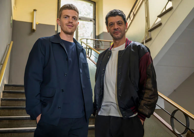 Das neue Münchner Ermittler-Duo im Münchner «Tatort»: Gerade haben Ferdinand Hofer (l) und Carlo Ljubek ihren ersten gemeinsamen Krimi abgedreht.  — © Peter Kneffel/dpa